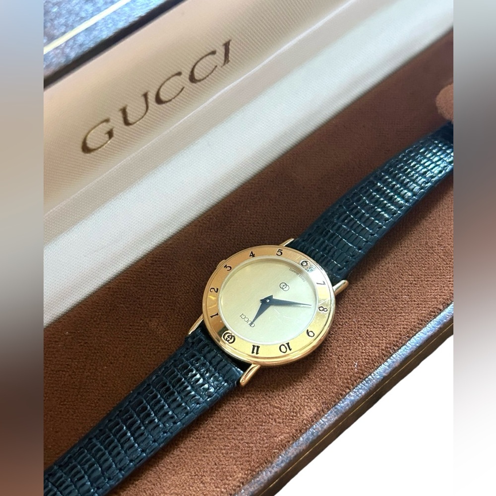 Classic Vintage Ladies Gucci Watch Black Leather Gold Tone w Display Box